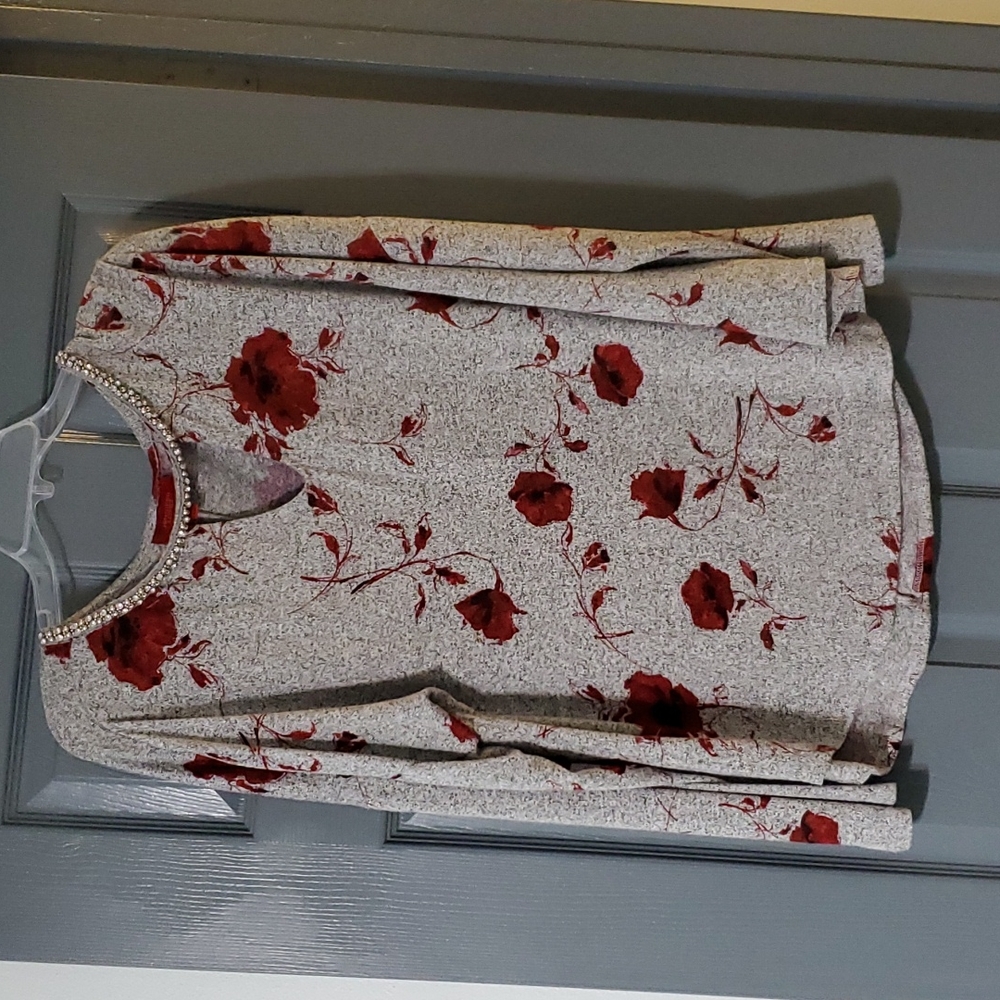 Jennifer Lopez Gray & Red Flower Longsleeve Shirt